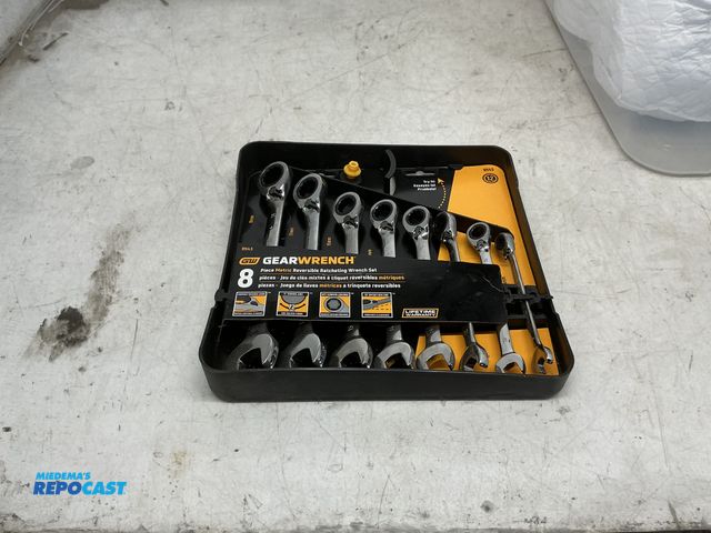 Lot 2-23077 - GEARWRENCH Metric 72-Tooth Reversible Combination Ratcheting Wrench Tool Set (8-Piece)