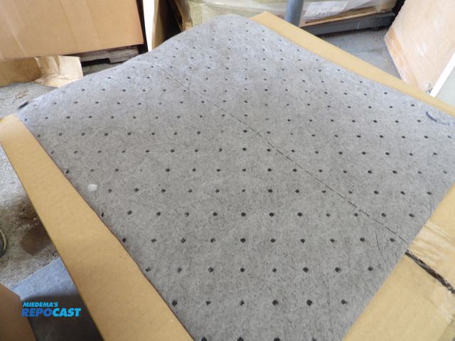 Lot 2-53286 - lot of (200) new SPC Absorbent pads - heavy duty 15 x 17, universal fluids, gray