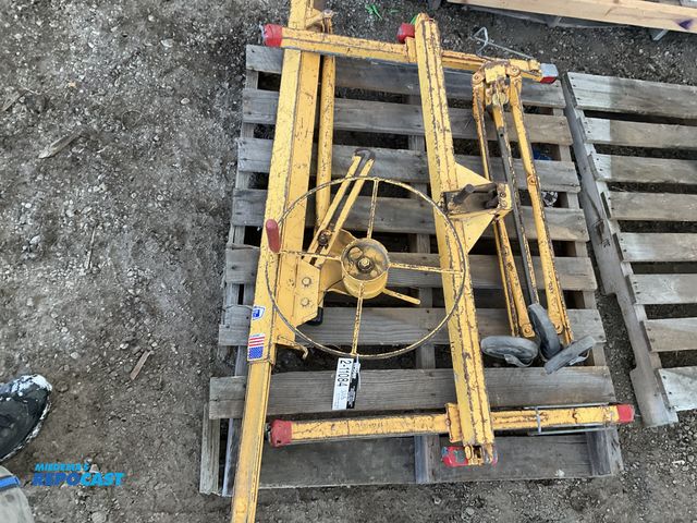 Lot 2-11084 - Drywall Jack