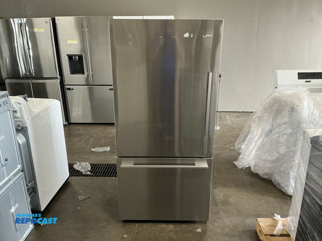 Lot 2-55228 - Scratch & Dent Fisher &amp; Paykel RF170WDLX5 Refrigerator/Freezer