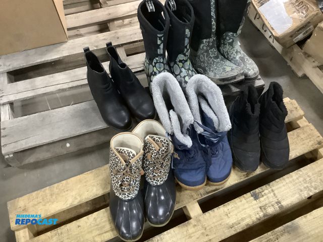 Lot 2-63324 - Box of assorted muck boots/rain/snow boots multi pattern and brands