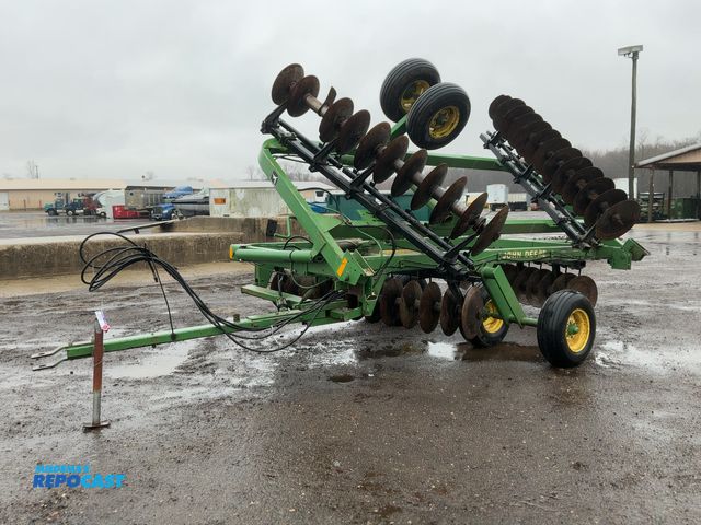 Lot 2-33101 - John Deere  235 Disc