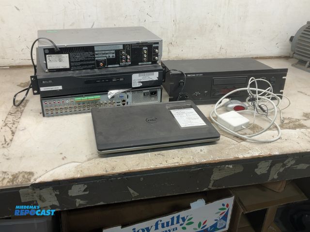 Lot 2-18671 - Lot of various household electronics/equipment: Tascam CD-201 DVD player, JVC HR-XVC27U DVD player a...