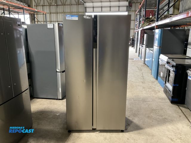 Lot 2-91181 - Scratch & Dent Free Standing Frigidaire  FRSG2115AV Refrigerator/Freezer