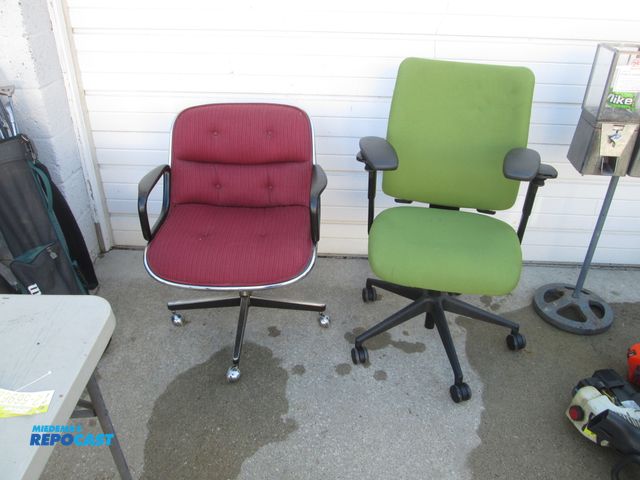 Lot 2-56962 - Lot of (2) vintage Steelcase chairs - good casters