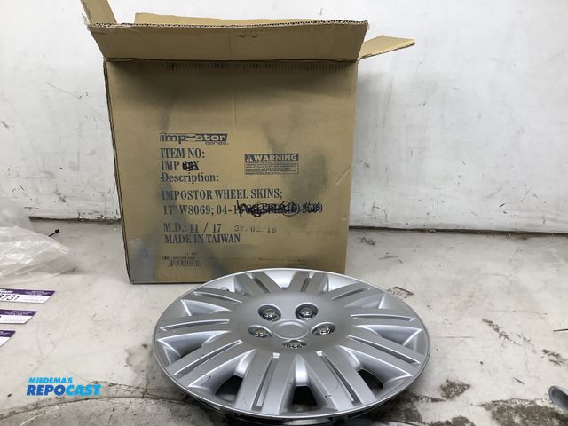 Lot 2-36734 - 17" wheel covers New set of 4