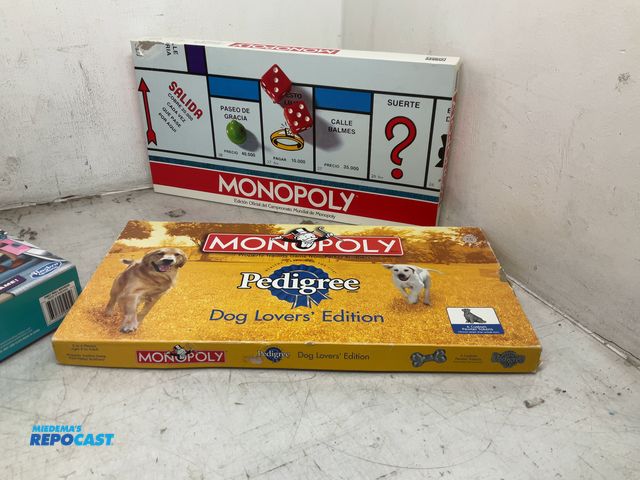 Lot 2-94762 - Set of 4 Board Games and Miscellaneous Books