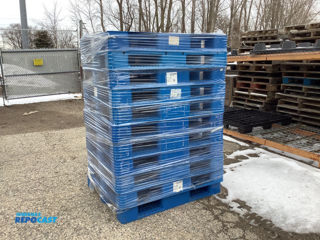 Lot 2-15549 - 10 Plastic Stackable skids