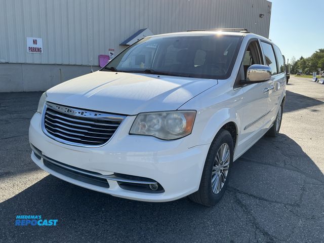 Lot 2-99621 - 2013 Chrysler Town &amp; Country Touring-L Other FWD