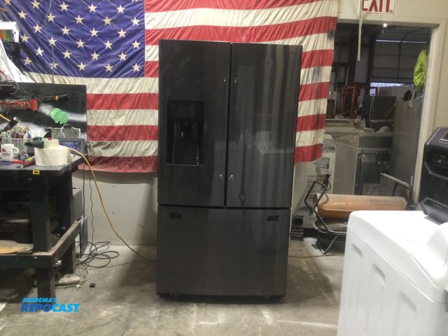 Lot 2-56655 - Samsung french door Refrigerator/Freezer in door ice and water
cool select pantry
twin cooling plus
...