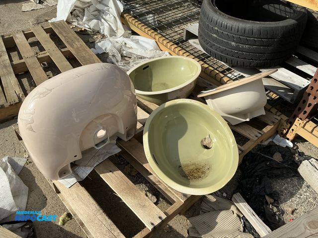 Lot 2-67531 - Skid lot of (4) ceramic sinks 2 tan/cream sinks and 2 green in different shapes and sizes