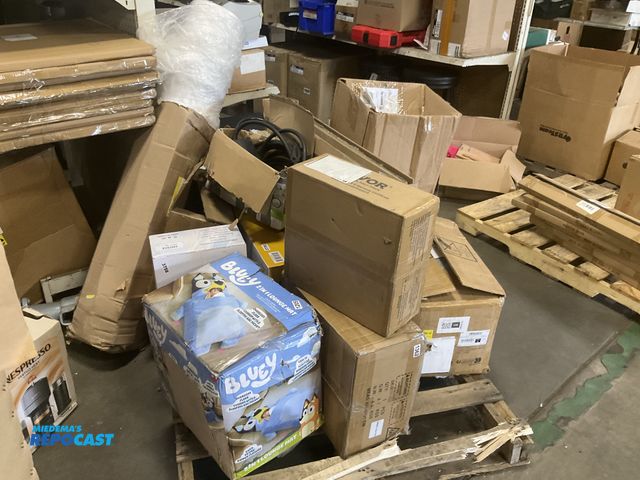 Lot 2-95116 - Skid lot of various items including cordless vacuum cleaner, picture frames, submersible sump pump, ...