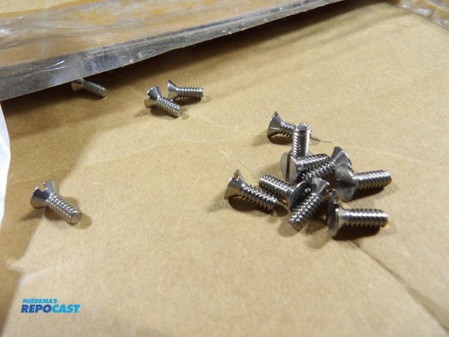 Lot 2-51002 - lot of 13/900 stainless steel slotted flat head machine screws, 6-32 x 3/8", UNC, 278 packs of 50