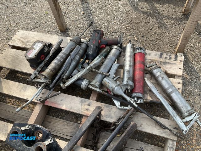 Lot 2-64225 - Lot of various manual grease guns along with a snap-on power tool
