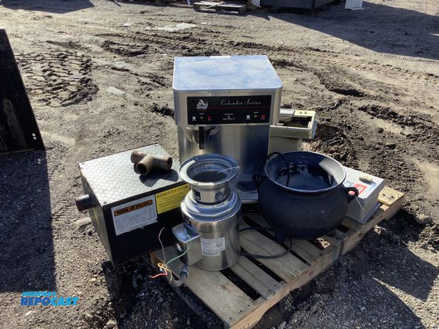 Lot 2-73440 - Lot of a cauldron, a frying tray, a American metal ware coffee maker  (model: P-400E)  (serial numbe...