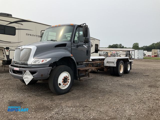 Lot 2-11294 - 2009 Internatinal 4400 DuraStar Cab and Chassis