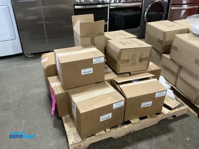 Lot 2-63137 - Skid lot of cellucap manufacturing lab coat 2XL 25 in each box and 12 boxes 31” x 26” x 35”