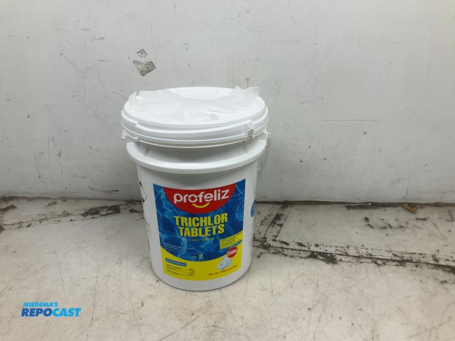 Lot 2-77961 - 20 pound Profeliz trichlor pool tablets