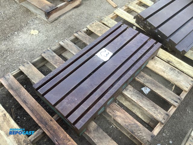 Lot 2-32853 - Cast-iron slotted table