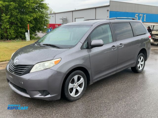 Lot 2-61756 - 2011 Toyota Sienna Mini Van FWD