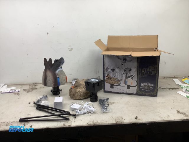 Lot 2-15648 - New LuckyDuck Max pack swimmer agitator hen+drake