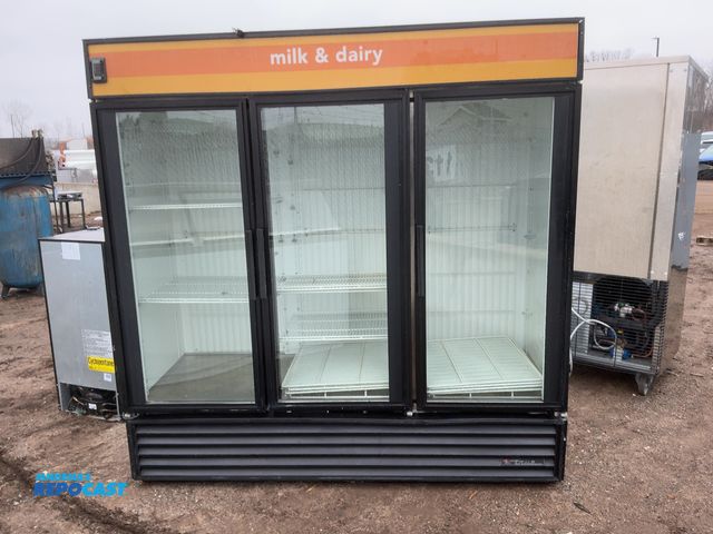 Lot 2-93460 - True Milk and Dairy Three Door Cooler Model: GDM-72 S/N: 1-4749165 115 Volts