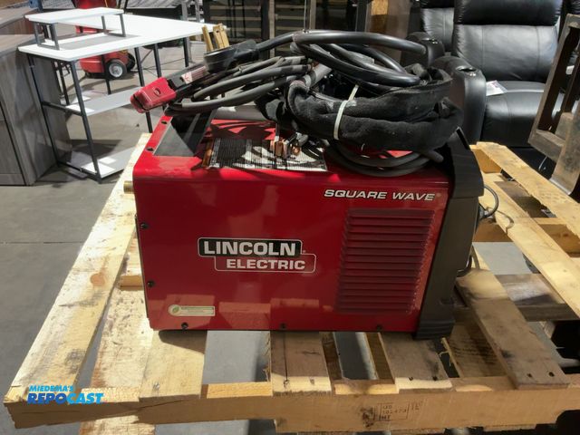 Lot 2-22628 - Lincoln Electric Square Wave® TIG 200 TIG Welder