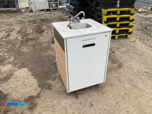 Lot 2-92088 - Rollable hand washing sink - lockable and doesn’t include key