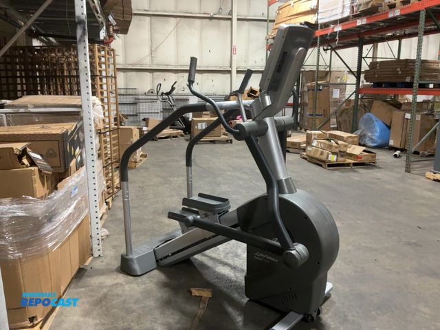 Lot 2-70629 - Life fitness summit trainer step machine