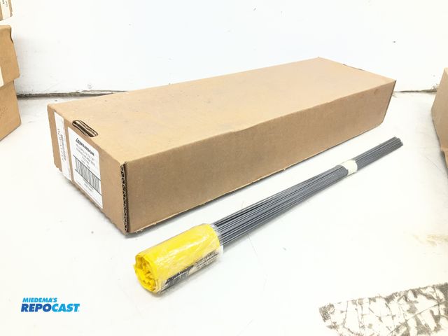 Lot 2-92467 - 1000 2-1/2” x 3-1/2” Swanson Marking Flags Yellow with 21” Wire Stakes