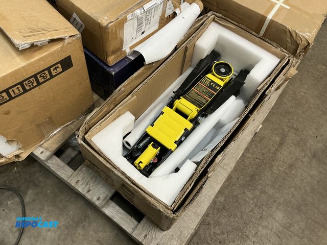 Lot 2-93874 - .VEVOR 2.5 Ton hydraulic floor jack, model # WD-A-02250-A00-0