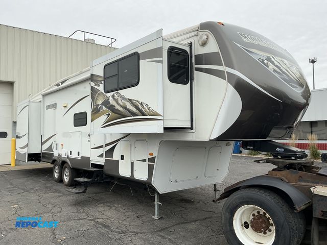 Lot 2-41258 - 2013 Montana Mountaineer 375FLF 5th Wheel Travel Trailer