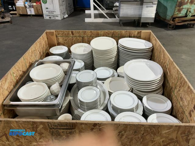 Repocast.com - Lot 2-46543 - Set of used Restaurant Dinnerware. (Cadillac)
