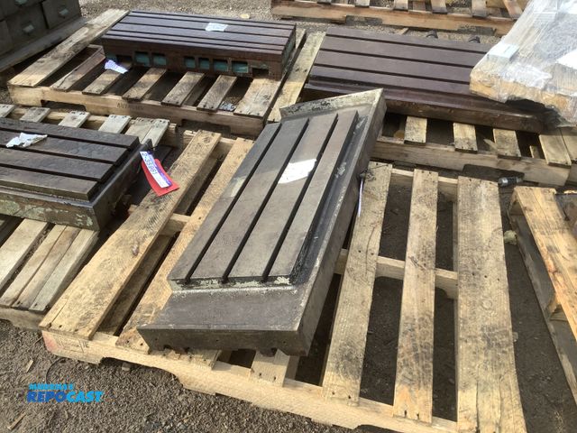 Lot 2-35962 - Cast-iron t-slotted table