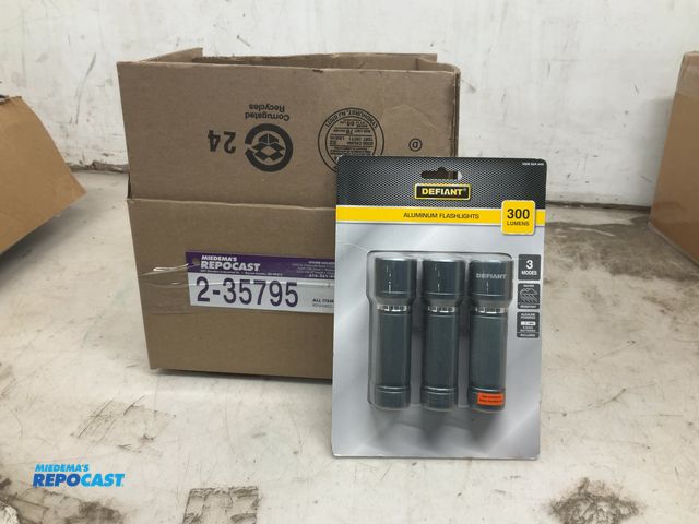 Lot 2-35795 - Defiant Aluminum Flashlight  300 Lumens