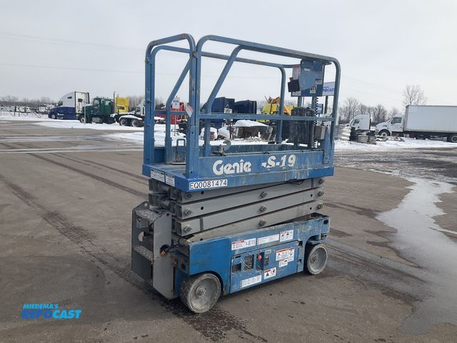Lot 2-42183 - 2017 Genie GS-1930 Scissor Lift