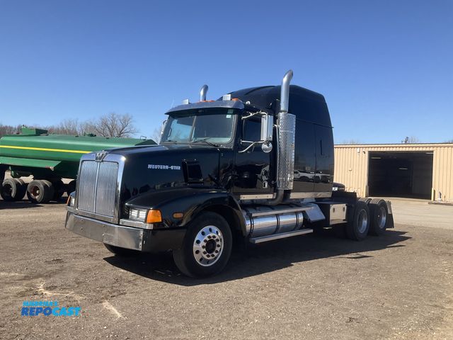 Lot 2-11524 - 2000 Western Star 5964SS Semi Truck