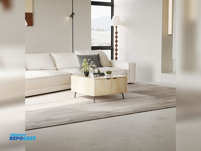 Lot 2-62821 - Coffee Table with Lift Brand New