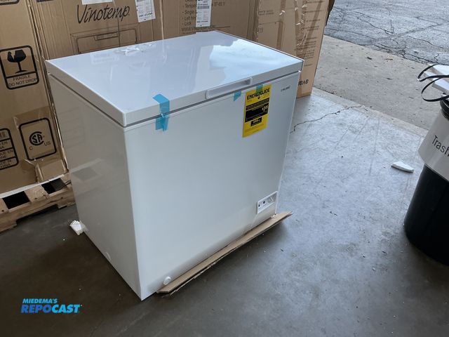Lot 2-27674 - Scratch & Dent Avanti CF7F0W Chest Freezer