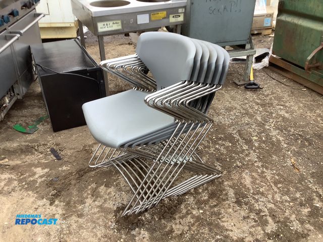Lot 2-92080 - 6 gray plastic chairs metal zigzag armrest