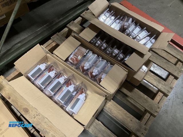 Lot 2-67697 - 8 boxes of low energy led lights NW 3700 - 4300K, 100V - 277 VAC, 7W, 270*