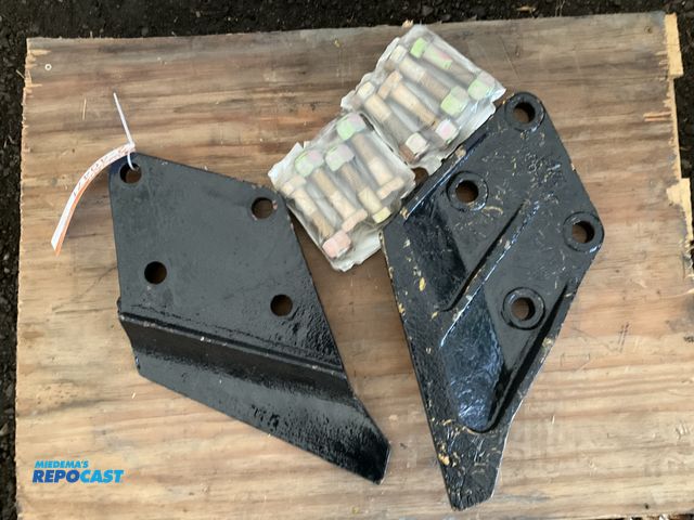 Lot 2-40471 - (2) New CAT 320 Side Cutters