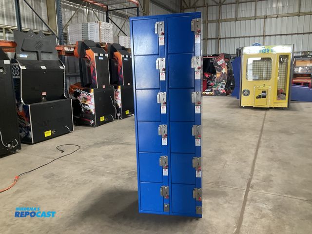 Lot 2-90996 - Coin Operated Lockers 12 lockable lockers Metal