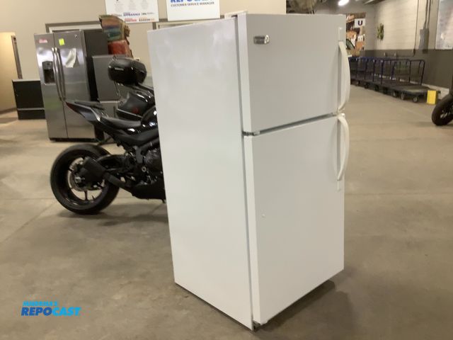 Lot 2-92370 - Frigidaire Frt15g4j20 Refrigerator/Freezer
