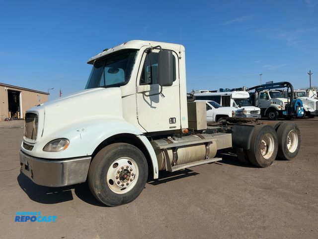 Lot 2-11048 - 2007 Freightliner Columbia Day Cab Semi Truck