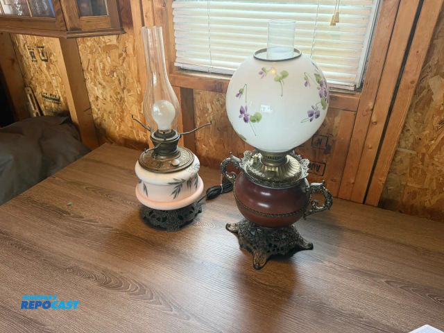 Lot 2-10218 - Lot of (2) vintage lamps (both work)