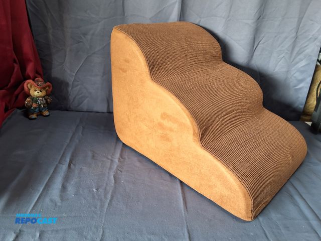 Lot 2-11414 - FOAM PET STEPS, UNUSED