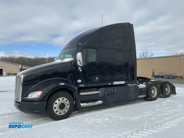 Lot 2-10014 - 2013 Kenworth T700 Semi Truck
