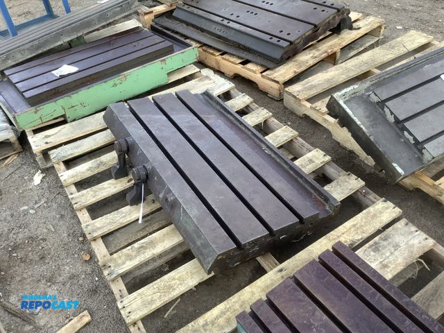 Lot 2-32825 - Cast-iron slotted table
