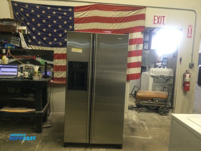 Lot 2-56632 - Jenn-Air side by side Refrigerator/Freezer Jenn-air side by side
indoor ice and water
chill keeper
t...